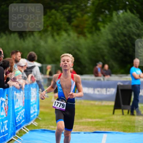 30.08.2026 - Elbe Triathlon Hamburg LAZAROV Photography http://msf.ph/oto/10071385 30.08.2026 12:58:35 Ziel 1779, 1806, 1870 meine-sportfotos.de