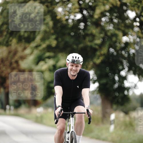 30.08.2026 - Elbe Triathlon Hamburg Michael Burmester http://msf.ph/oto/10071396 30.08.2026 10:04:31 Radfahren 553, 623, 809, 904 meine-sportfotos.de