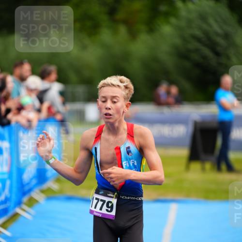 30.08.2026 - Elbe Triathlon Hamburg LAZAROV Photography http://msf.ph/oto/10071400 30.08.2026 12:58:36 Ziel 1779, 1806, 1870 meine-sportfotos.de
