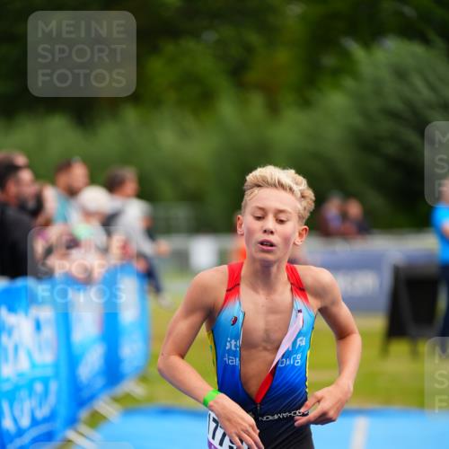 30.08.2026 - Elbe Triathlon Hamburg LAZAROV Photography http://msf.ph/oto/10071403 30.08.2026 12:58:37 Ziel 1779, 1806, 1870 meine-sportfotos.de