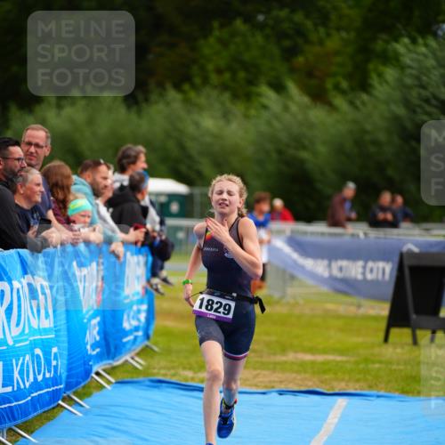 30.08.2026 - Elbe Triathlon Hamburg LAZAROV Photography http://msf.ph/oto/10071461 30.08.2026 12:59:06 Ziel 1829 meine-sportfotos.de