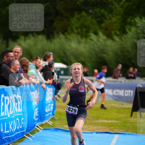 30.08.2026 - Elbe Triathlon Hamburg LAZAROV Photography http://msf.ph/oto/10071463 30.08.2026 12:59:06 Ziel 1829 meine-sportfotos.de