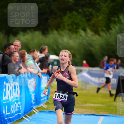 30.08.2026 - Elbe Triathlon Hamburg LAZAROV Photography http://msf.ph/oto/10071471 30.08.2026 12:59:06 Ziel 1829 meine-sportfotos.de