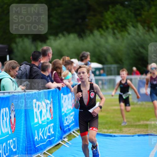 30.08.2026 - Elbe Triathlon Hamburg LAZAROV Photography http://msf.ph/oto/10071543 30.08.2026 12:59:32 Ziel 1772, 1817, 1876, 1888 meine-sportfotos.de