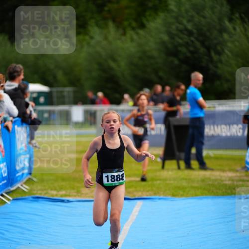 30.08.2026 - Elbe Triathlon Hamburg LAZAROV Photography http://msf.ph/oto/10071577 30.08.2026 12:59:39 Ziel 1847, 1876, 1888 meine-sportfotos.de