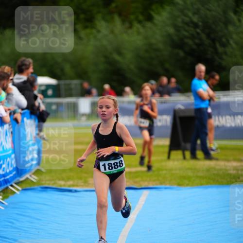 30.08.2026 - Elbe Triathlon Hamburg LAZAROV Photography http://msf.ph/oto/10071580 30.08.2026 12:59:39 Ziel 1847, 1876, 1888 meine-sportfotos.de