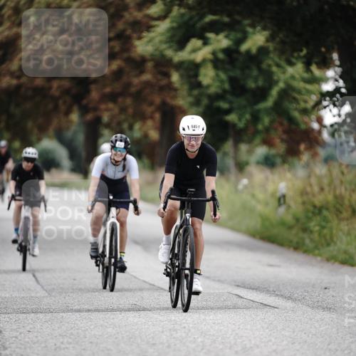 30.08.2026 - Elbe Triathlon Hamburg Michael Burmester http://msf.ph/oto/10071604 30.08.2026 10:06:41 Radfahren 555, 814, 822, 845, 946 meine-sportfotos.de