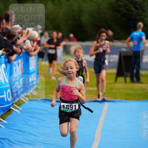 30.08.2026 - Elbe Triathlon Hamburg LAZAROV Photography http://msf.ph/oto/10071648 30.08.2026 13:03:07 Ziel 1808, 1883, 1891 meine-sportfotos.de