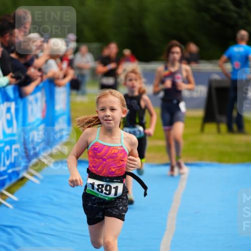 30.08.2026 - Elbe Triathlon Hamburg LAZAROV Photography http://msf.ph/oto/10071658 30.08.2026 13:03:07 Ziel 1808, 1883, 1891 meine-sportfotos.de
