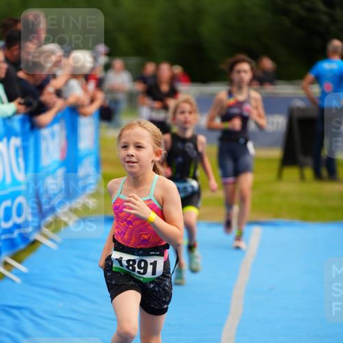 30.08.2026 - Elbe Triathlon Hamburg LAZAROV Photography http://msf.ph/oto/10071661 30.08.2026 13:03:08 Ziel 1808, 1883, 1891 meine-sportfotos.de