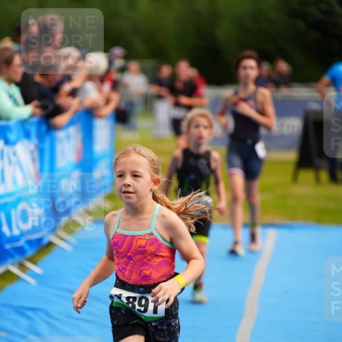 30.08.2026 - Elbe Triathlon Hamburg LAZAROV Photography http://msf.ph/oto/10071664 30.08.2026 13:03:08 Ziel 1808, 1883, 1891 meine-sportfotos.de