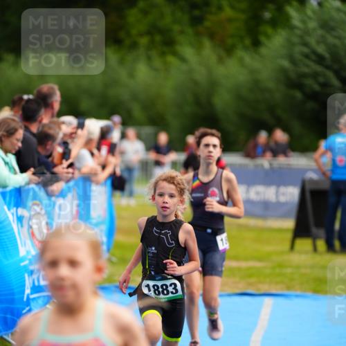 30.08.2026 - Elbe Triathlon Hamburg LAZAROV Photography http://msf.ph/oto/10071666 30.08.2026 13:03:09 Ziel 1808, 1883, 1891 meine-sportfotos.de