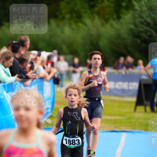 30.08.2026 - Elbe Triathlon Hamburg LAZAROV Photography http://msf.ph/oto/10071670 30.08.2026 13:03:09 Ziel 1808, 1883, 1891 meine-sportfotos.de