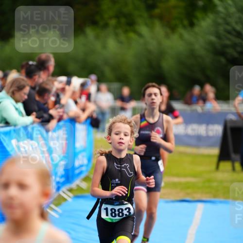 30.08.2026 - Elbe Triathlon Hamburg LAZAROV Photography http://msf.ph/oto/10071673 30.08.2026 13:03:09 Ziel 1808, 1883, 1891 meine-sportfotos.de