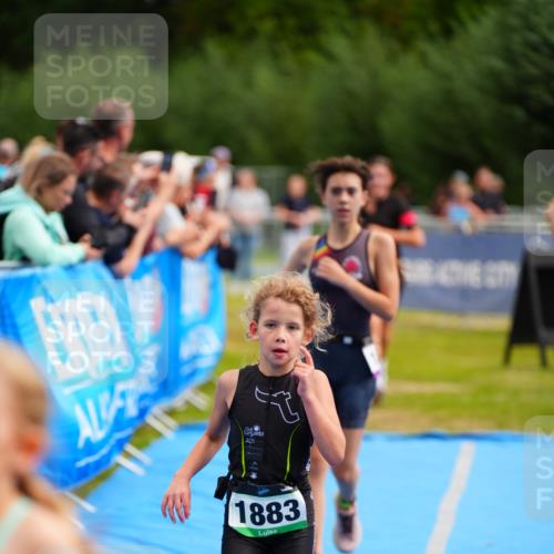 30.08.2026 - Elbe Triathlon Hamburg LAZAROV Photography http://msf.ph/oto/10071676 30.08.2026 13:03:09 Ziel 1808, 1883, 1891 meine-sportfotos.de