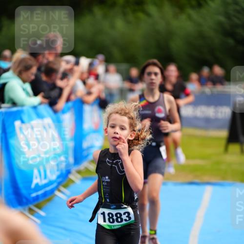 30.08.2026 - Elbe Triathlon Hamburg LAZAROV Photography http://msf.ph/oto/10071678 30.08.2026 13:03:09 Ziel 1808, 1883, 1891 meine-sportfotos.de