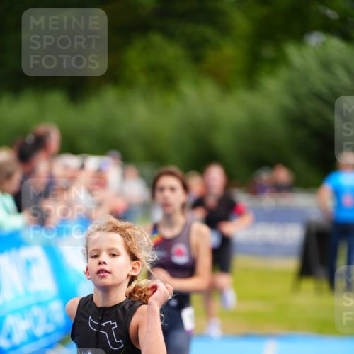 30.08.2026 - Elbe Triathlon Hamburg LAZAROV Photography http://msf.ph/oto/10071682 30.08.2026 13:03:10 Ziel 1808, 1883, 1891 meine-sportfotos.de