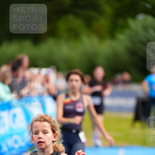 30.08.2026 - Elbe Triathlon Hamburg LAZAROV Photography http://msf.ph/oto/10071684 30.08.2026 13:03:10 Ziel 1808, 1883, 1891 meine-sportfotos.de