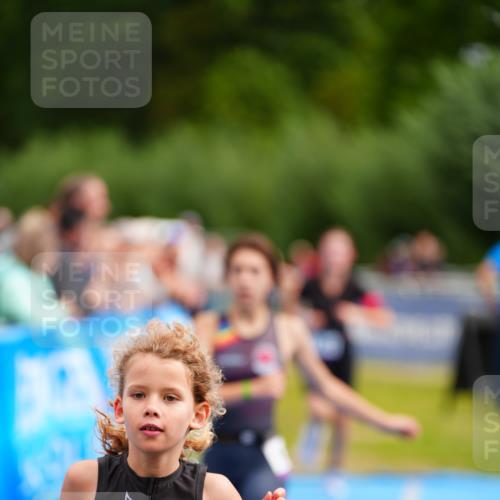 30.08.2026 - Elbe Triathlon Hamburg LAZAROV Photography http://msf.ph/oto/10071687 30.08.2026 13:03:10 Ziel 1808, 1883, 1891 meine-sportfotos.de