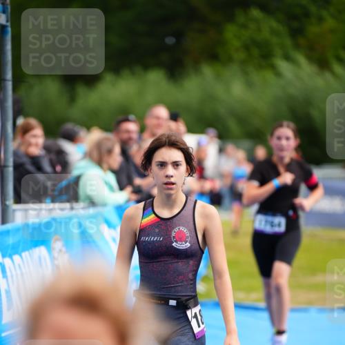 30.08.2026 - Elbe Triathlon Hamburg LAZAROV Photography http://msf.ph/oto/10071699 30.08.2026 13:03:12 Ziel 1808, 1813, 1883 meine-sportfotos.de