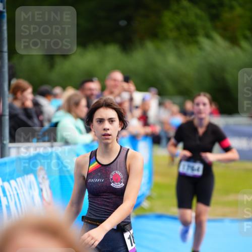 30.08.2026 - Elbe Triathlon Hamburg LAZAROV Photography http://msf.ph/oto/10071701 30.08.2026 13:03:12 Ziel 1808, 1813, 1883 meine-sportfotos.de