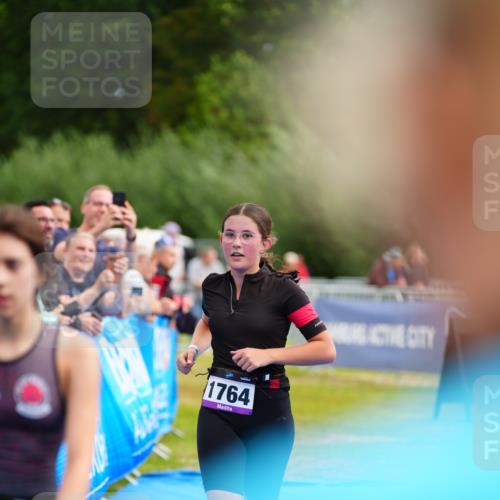30.08.2026 - Elbe Triathlon Hamburg LAZAROV Photography http://msf.ph/oto/10071709 30.08.2026 13:03:13 Ziel 1808, 1813 meine-sportfotos.de