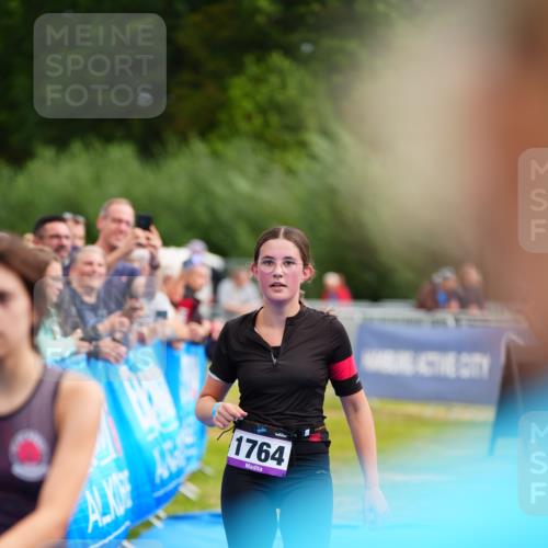 30.08.2026 - Elbe Triathlon Hamburg LAZAROV Photography http://msf.ph/oto/10071711 30.08.2026 13:03:13 Ziel 1808, 1813 meine-sportfotos.de