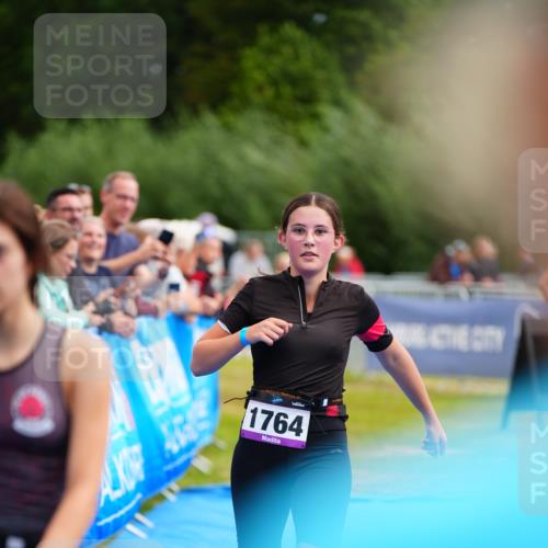 30.08.2026 - Elbe Triathlon Hamburg LAZAROV Photography http://msf.ph/oto/10071713 30.08.2026 13:03:13 Ziel 1808, 1813 meine-sportfotos.de