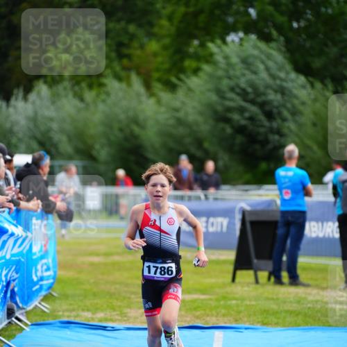 30.08.2026 - Elbe Triathlon Hamburg LAZAROV Photography http://msf.ph/oto/10071744 30.08.2026 13:04:25 Ziel 1786 meine-sportfotos.de