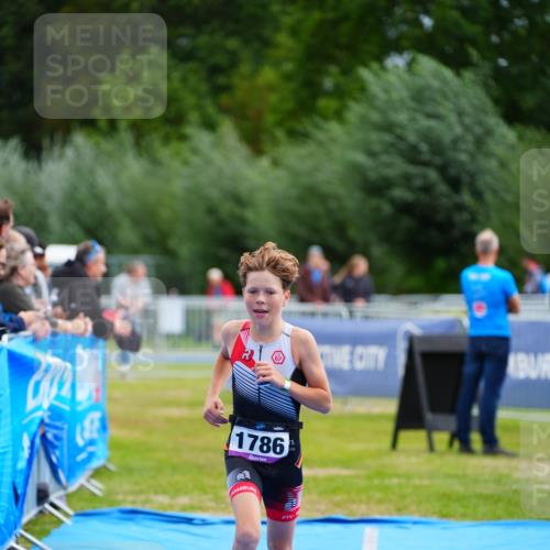 30.08.2026 - Elbe Triathlon Hamburg LAZAROV Photography http://msf.ph/oto/10071750 30.08.2026 13:04:25 Ziel 1786 meine-sportfotos.de
