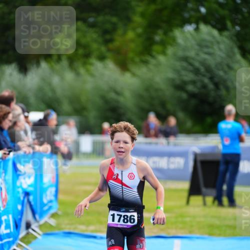 30.08.2026 - Elbe Triathlon Hamburg LAZAROV Photography http://msf.ph/oto/10071753 30.08.2026 13:04:25 Ziel 1786 meine-sportfotos.de