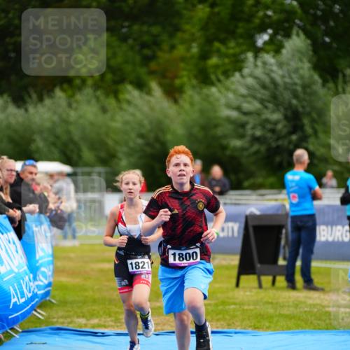 30.08.2026 - Elbe Triathlon Hamburg LAZAROV Photography http://msf.ph/oto/10071853 30.08.2026 13:07:04 Ziel 1800, 1821 meine-sportfotos.de