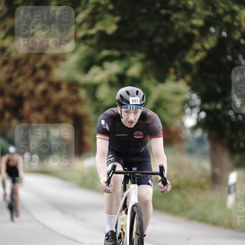 30.08.2026 - Elbe Triathlon Hamburg Michael Burmester http://msf.ph/oto/10071930 30.08.2026 10:09:46 Radfahren 690, 693, 811, 828, 937, 1897 meine-sportfotos.de