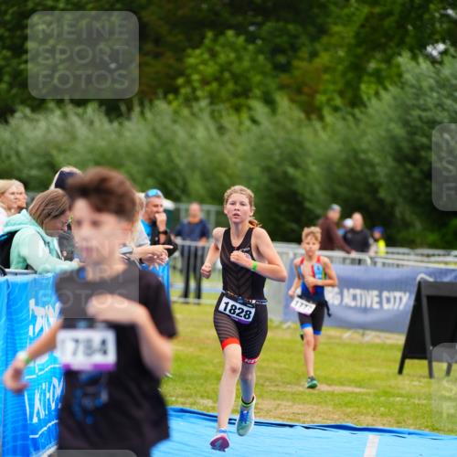 30.08.2026 - Elbe Triathlon Hamburg LAZAROV Photography http://msf.ph/oto/10072005 30.08.2026 13:09:21 Ziel 1777, 1784, 1828 meine-sportfotos.de