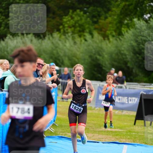 30.08.2026 - Elbe Triathlon Hamburg LAZAROV Photography http://msf.ph/oto/10072007 30.08.2026 13:09:21 Ziel 1777, 1784, 1828 meine-sportfotos.de