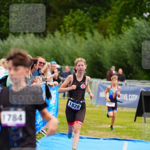30.08.2026 - Elbe Triathlon Hamburg LAZAROV Photography http://msf.ph/oto/10072010 30.08.2026 13:09:22 Ziel 1777, 1784, 1828 meine-sportfotos.de