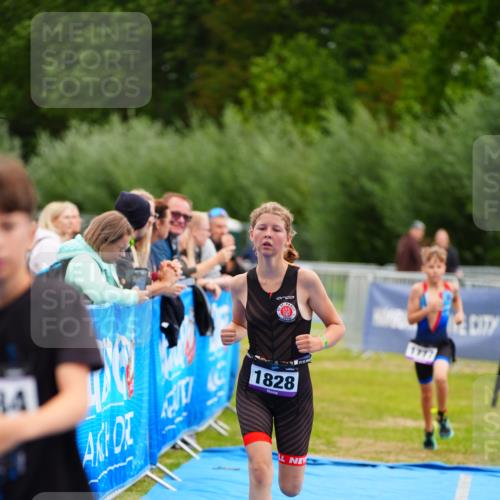 30.08.2026 - Elbe Triathlon Hamburg LAZAROV Photography http://msf.ph/oto/10072014 30.08.2026 13:09:22 Ziel 1777, 1784, 1828 meine-sportfotos.de