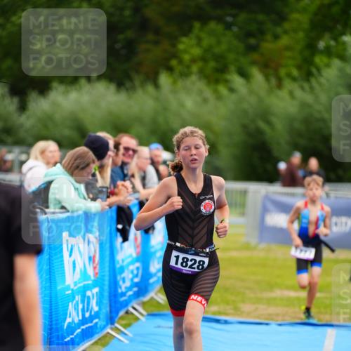 30.08.2026 - Elbe Triathlon Hamburg LAZAROV Photography http://msf.ph/oto/10072017 30.08.2026 13:09:22 Ziel 1777, 1784, 1828 meine-sportfotos.de