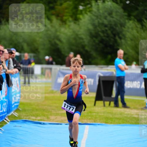 30.08.2026 - Elbe Triathlon Hamburg LAZAROV Photography http://msf.ph/oto/10072021 30.08.2026 13:09:24 Ziel 1777, 1784, 1828 meine-sportfotos.de
