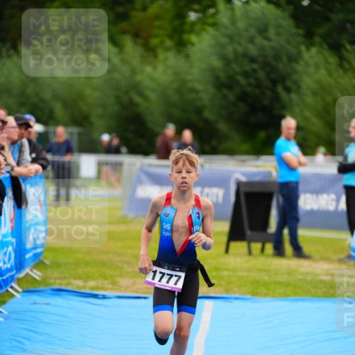 30.08.2026 - Elbe Triathlon Hamburg LAZAROV Photography http://msf.ph/oto/10072024 30.08.2026 13:09:24 Ziel 1777, 1784, 1828 meine-sportfotos.de