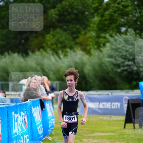 30.08.2026 - Elbe Triathlon Hamburg LAZAROV Photography http://msf.ph/oto/10072143 30.08.2026 13:14:10 Ziel 1801 meine-sportfotos.de