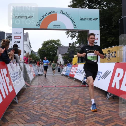 30.08.2026 - Blankeneser Heldenlauf Lena Gebhardt http://msf.ph/oto/10072220 30.08.2026 10:14:03 Ziel 5247, 5273, 5275 meine-sportfotos.de