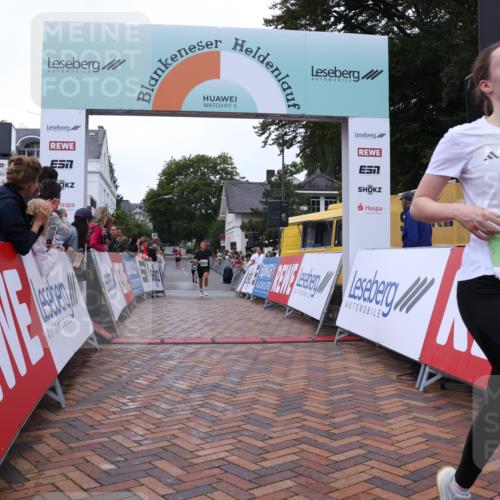 30.08.2026 - Blankeneser Heldenlauf Lena Gebhardt http://msf.ph/oto/10072513 30.08.2026 10:15:08 Ziel 5021, 5407, 5481, 5775, 5874 meine-sportfotos.de