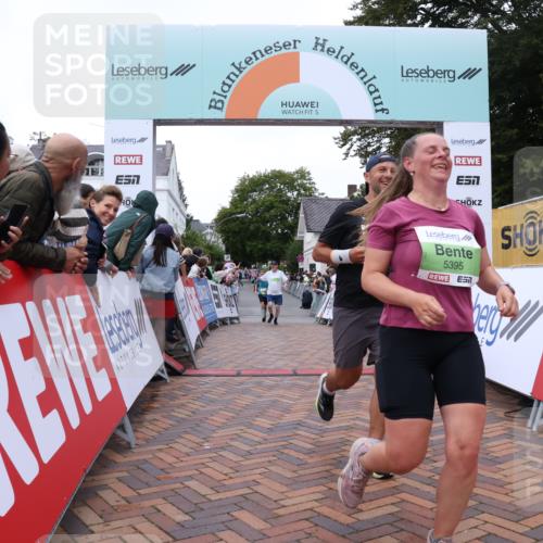 30.08.2026 - Blankeneser Heldenlauf Lena Gebhardt http://msf.ph/oto/10076325 30.08.2026 10:29:51 Ziel 5348, 5395, 5397 meine-sportfotos.de