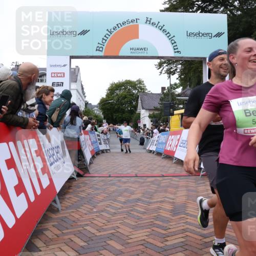 30.08.2026 - Blankeneser Heldenlauf Lena Gebhardt http://msf.ph/oto/10076330 30.08.2026 10:29:51 Ziel 5348, 5395, 5397 meine-sportfotos.de
