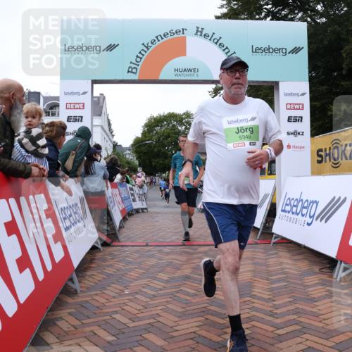30.08.2026 - Blankeneser Heldenlauf Lena Gebhardt http://msf.ph/oto/10076348 30.08.2026 10:29:56 Ziel 5319, 5348, 5395, 5397 meine-sportfotos.de