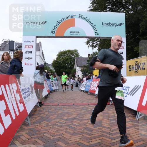 30.08.2026 - Blankeneser Heldenlauf Lena Gebhardt http://msf.ph/oto/10076904 30.08.2026 10:32:59 Ziel 5113, 5692, 5748 meine-sportfotos.de
