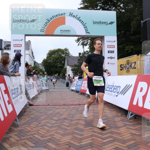 30.08.2026 - Blankeneser Heldenlauf Lena Gebhardt http://msf.ph/oto/10076954 30.08.2026 10:33:56 Ziel 5631, 5633, 5664 meine-sportfotos.de