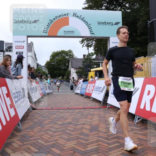 30.08.2026 - Blankeneser Heldenlauf Lena Gebhardt http://msf.ph/oto/10076955 30.08.2026 10:33:56 Ziel 5631, 5633, 5664 meine-sportfotos.de