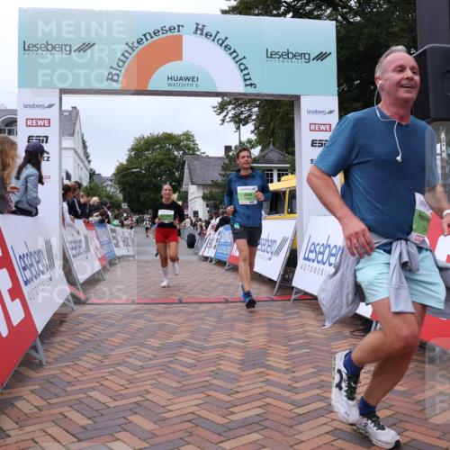 30.08.2026 - Blankeneser Heldenlauf Lena Gebhardt http://msf.ph/oto/10076980 30.08.2026 10:34:21 Ziel 5256, 5370, 5403, 5454, 5486, 5488, 5700 meine-sportfotos.de